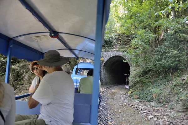 Небольшой туристический поезд между Сент-Сесиль-д "Андорж и Сен-Жу — стоковое фото