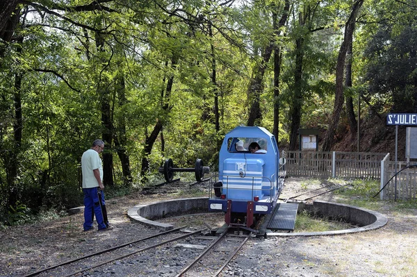 Piccolo treno turistico tra Sainte Cecile d'Liguge e Saint Ju — Foto Stock