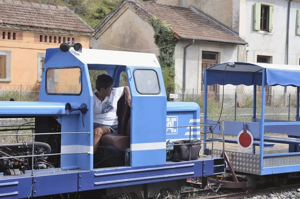 Küçük turistik tren Saint Ju arasındaki Sainte Cecile d'Andorge — Stok fotoğraf