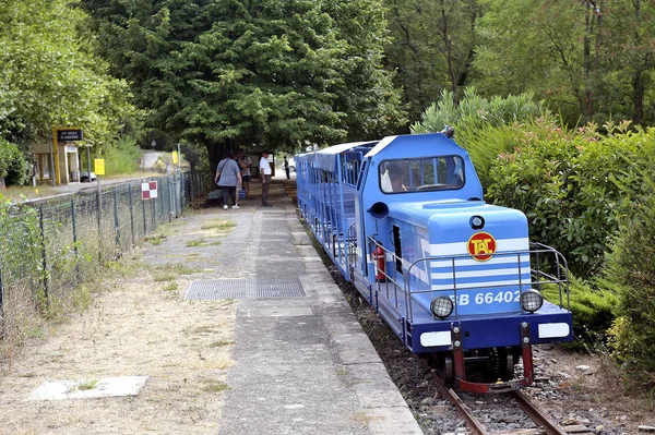 Pequeño tren turístico entre Sainte Cecile d 'Andorge y Saint Ju —  Fotos de Stock
