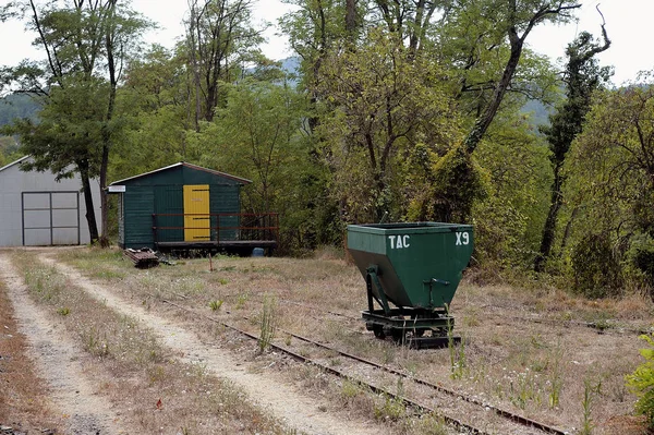 Pequeño tren turístico entre Sainte Cecile d 'Andorge y Saint Ju — Foto de Stock