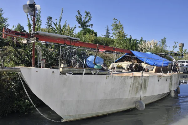 Épave de bateau de plaisance sur le canal du midi — Photo
