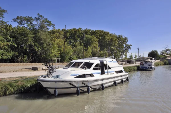 Barco de recreo navegando por el Canal du Midi —  Fotos de Stock