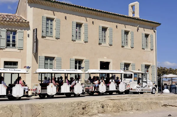 Small tourist train along the Canal du Midi — Stock Photo, Image