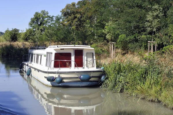 Barco de recreo navegando por el Canal du Midi —  Fotos de Stock