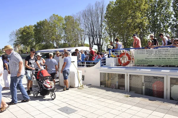 Canal du Midi yolcu gemisi iniş — Stok fotoğraf