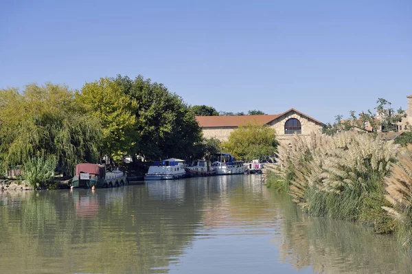Het dorp van Colombiers op het Canal du Midi — Stockfoto