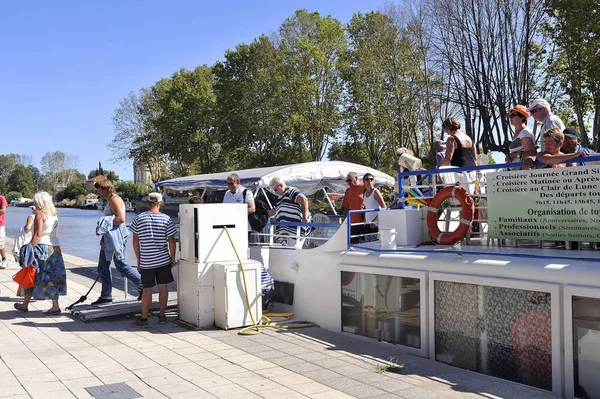 Atterraggio dei passeggeri di una nave da crociera sul Canal du Midi — Foto Stock