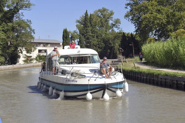 Barco de recreo navegando por el Canal du Midi — Foto de Stock