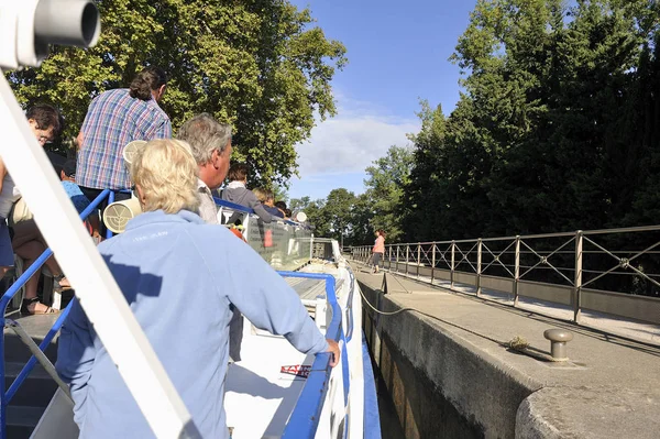 Paso de una cerradura a Fonserannes en el Canal du Midi — Foto de Stock