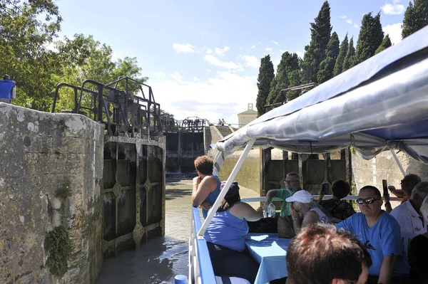 Fonserannes Canal du Midi üzerinde bir kilit geçiş — Stok fotoğraf