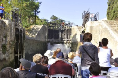Fonserannes Canal du Midi üzerinde bir kilit geçiş