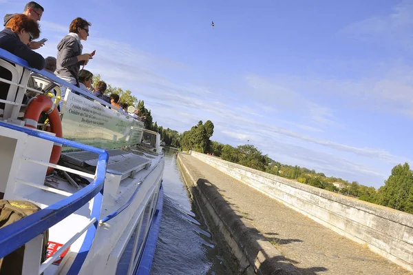 Nave da crociera che attraversa il ponte sul canale — Foto Stock