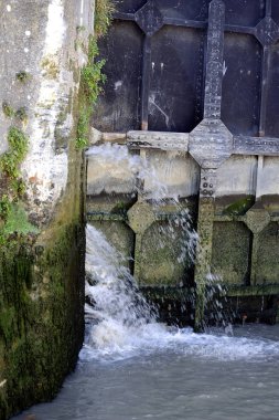 Fonserannes Canal du Midi üzerinde bir kilit geçiş