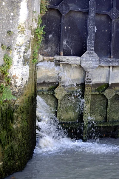 Fonserannes Canal du Midi üzerinde bir kilit geçiş