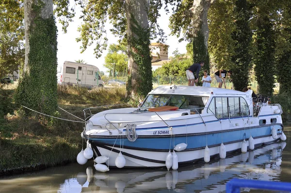 Bateau de plaisance sur le Canal du Midi — Photo