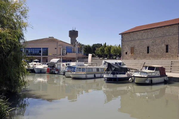 Het dorp van Colombiers op het Canal du Midi — Stockfoto