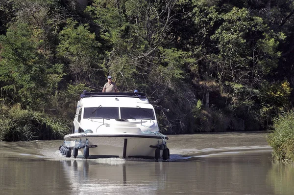 Pleziervaartuigen varen op het Canal du Midi — Stockfoto