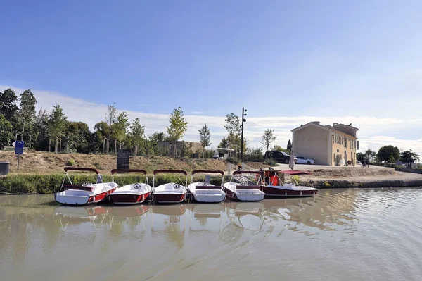 Аренда небольших лодок на канале дю миди — стоковое фото