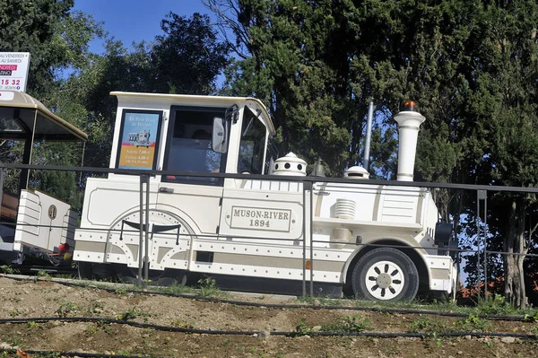 Petit train touristique le long du Canal du Midi — Photo