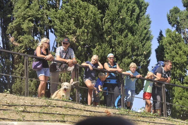 Spectators on the locks — Stock Photo, Image