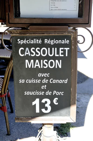Menyn i restaurangen föreslår den berömda cassoulet — Stockfoto