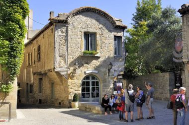 Carcassonne müstahkem şehir dar bir sokakta Ortaçağ evi