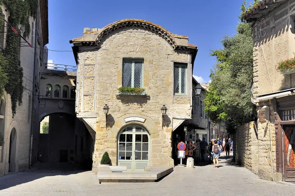 Carcassonne müstahkem şehir dar bir sokakta Ortaçağ evi
