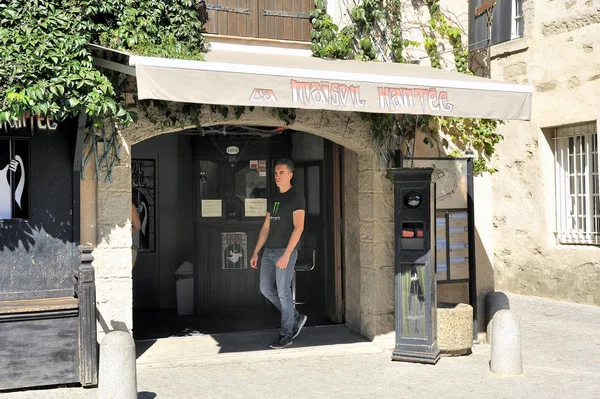 Tourist office for the summer season in front of the entrance of the medieval city of Carcassonne — Stock Photo, Image
