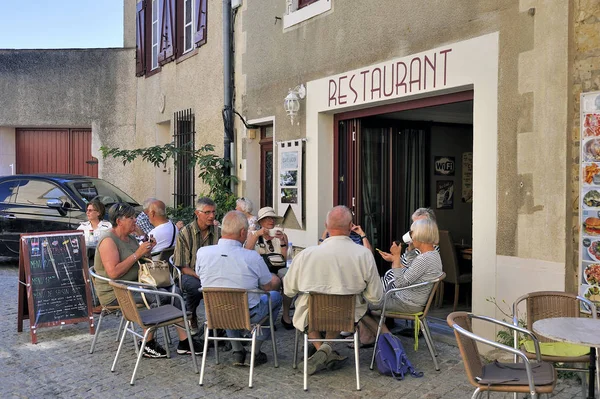 Terasa restaurace v malé ulici opevněné město — Stock fotografie