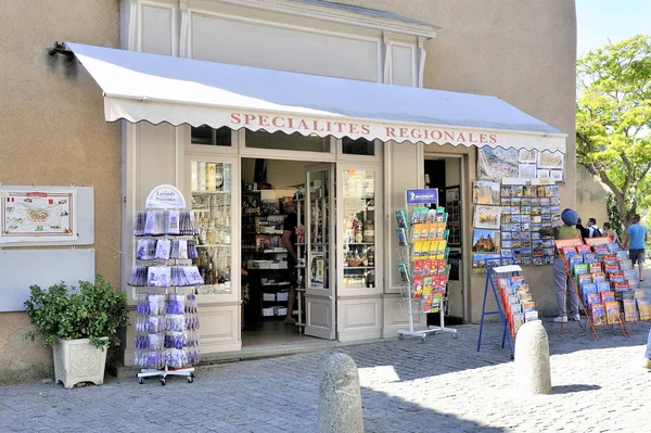 Boutique de souvenirs touristiques dans la ville fortifiée de Carcassonne — Photo