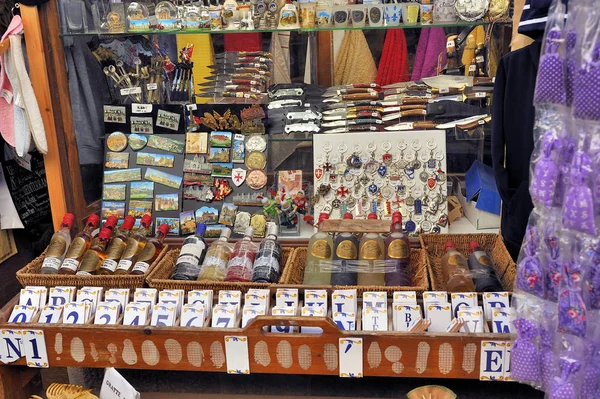 Shop van toeristische souvenirs in de versterkte stad van Carcassonne — Stockfoto