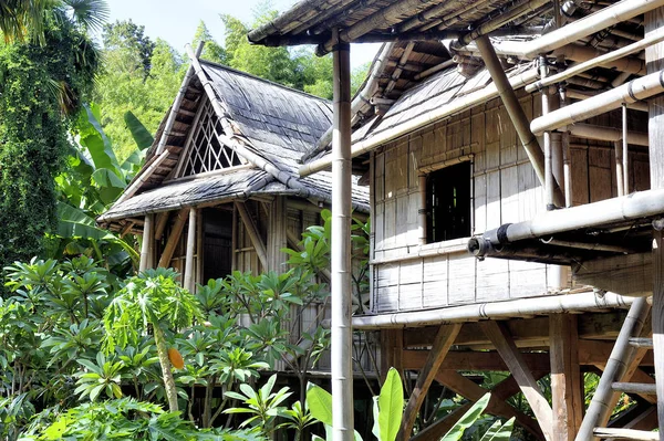 Reprodução de uma casa do Laos na plantação de bambu de Anduze — Fotografia de Stock