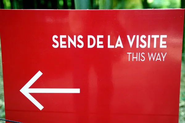 Arrow indicating the direction of the visit in the park of the b — Stock Photo, Image