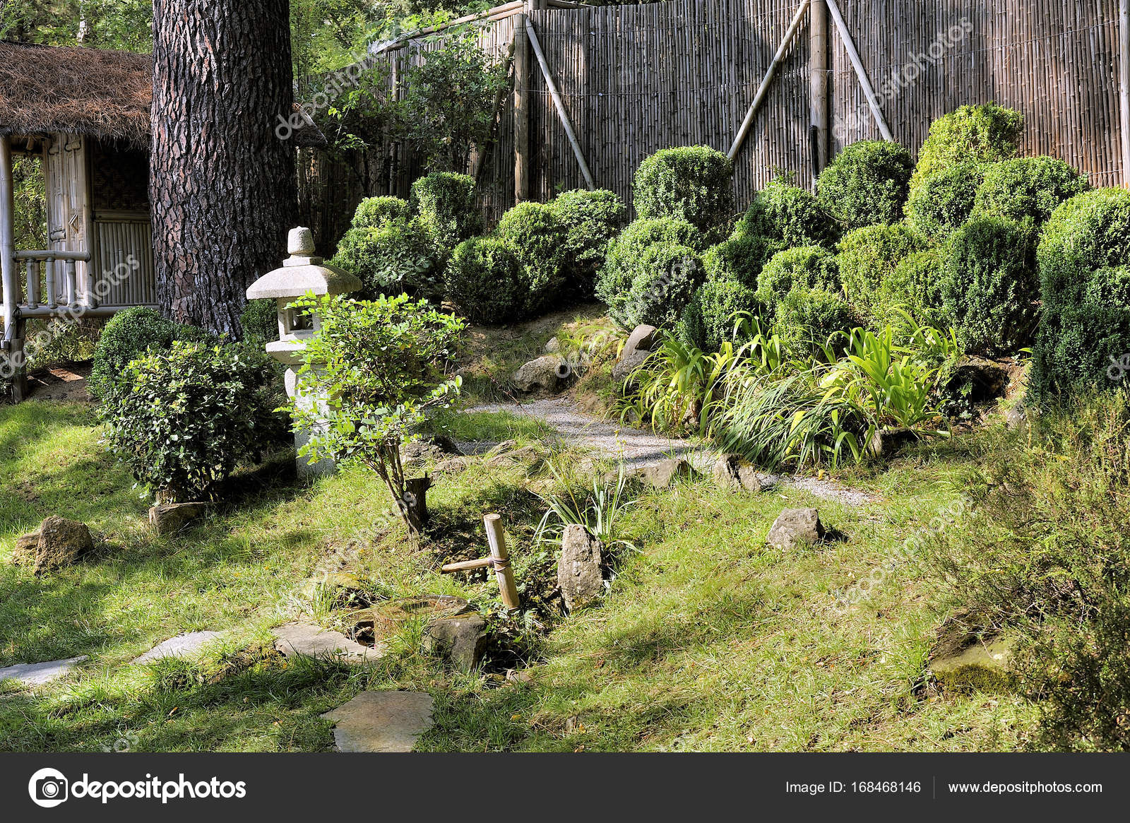 Japanischer Garten mit einer Bambushütte - Stockfotografie: lizenzfreie