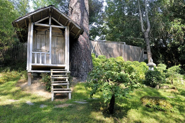 Jardín japonés con una cabaña de bambú — Foto de Stock