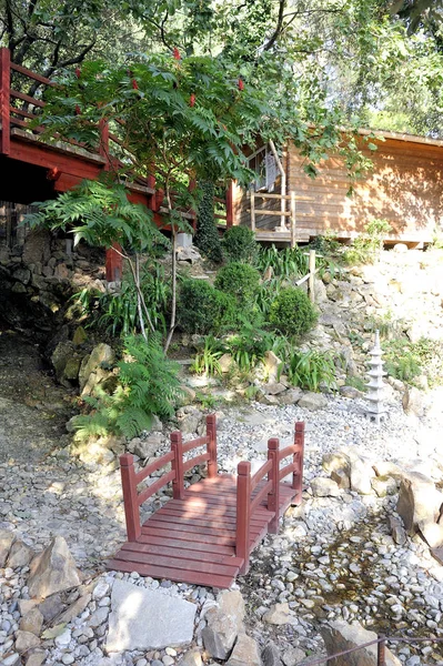 Jardín japonés con un pequeño puente —  Fotos de Stock