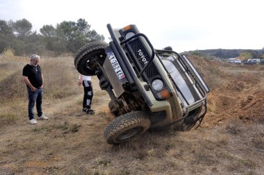 Her türlü arazide araba tarafında yalan