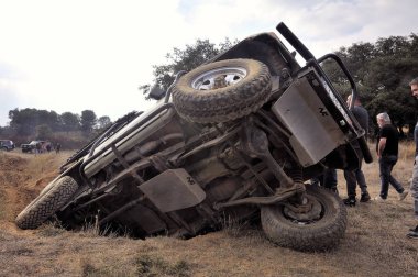 Her türlü arazide araba tarafında yalan