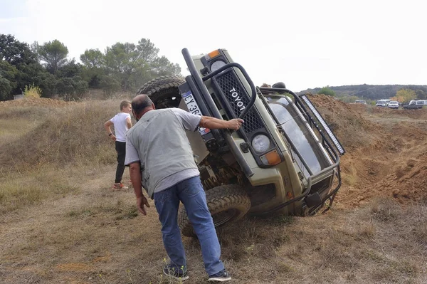 Terénní auto leží na boku — Stock fotografie