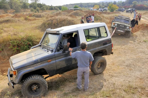 Usando una correa, remolcando un coche todoterreno — Foto de Stock