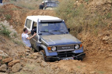 Arabalar büyük Ekskavatör kazma delik kıvılcım