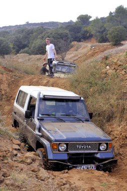 Arabalar büyük Ekskavatör kazma delik kıvılcım