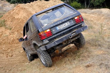 Arabalar büyük Ekskavatör kazma delik kıvılcım