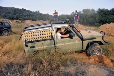 Arabalar büyük Ekskavatör kazma delik kıvılcım