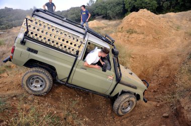 Arabalar büyük Ekskavatör kazma delik kıvılcım