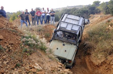 Arabalar büyük Ekskavatör kazma delik kıvılcım