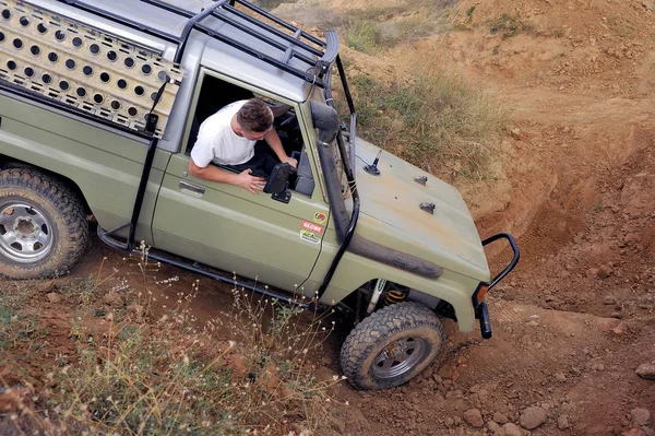 Grote graafmachine graven gat vonken auto 's — Stockfoto