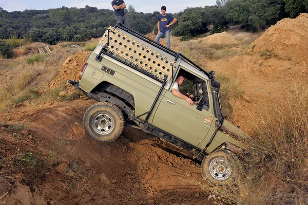 Grande escavadora cavando fagulhas fagulhas carros — Fotografia de Stock