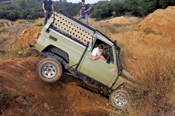 Gran excavadora agujero de excavación chispas coches — Foto de Stock